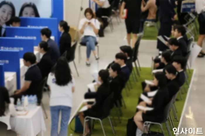 ‘여성 고위직’ 독려한 文정부...공기업 평균 연봉 상승액 男보다 女가 4배 이상 많아