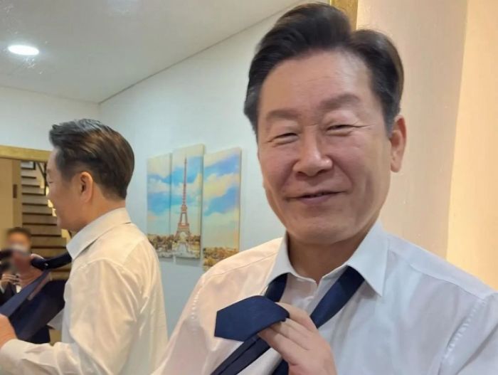 헤어디자이너 불러 ‘흑발’로 염색하고 ‘개딸’들에게 근황 전한 이재명