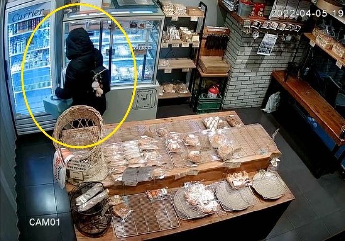 무인 빵집서 수십만원어치 빵 싹쓸고 달아난 ‘식빵빌런’ 잡아주세요