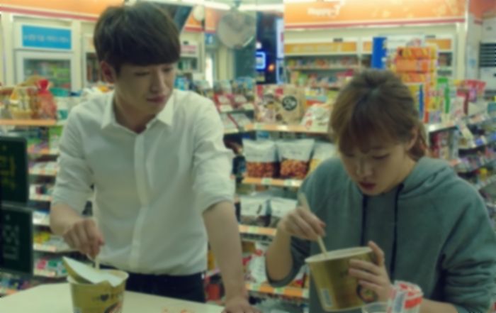 “편의점서 컵라면 먹다 젓가락 떨어뜨려 하나 더 달랬더니 돈주고 사라고 합니다”