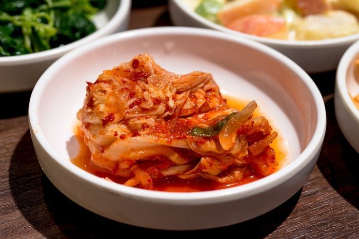 “밥먹을 때 김치 국물에 씻어먹고 그 국물까지 다 마시는 신입사원, 지적하면 꼰대일까요?”