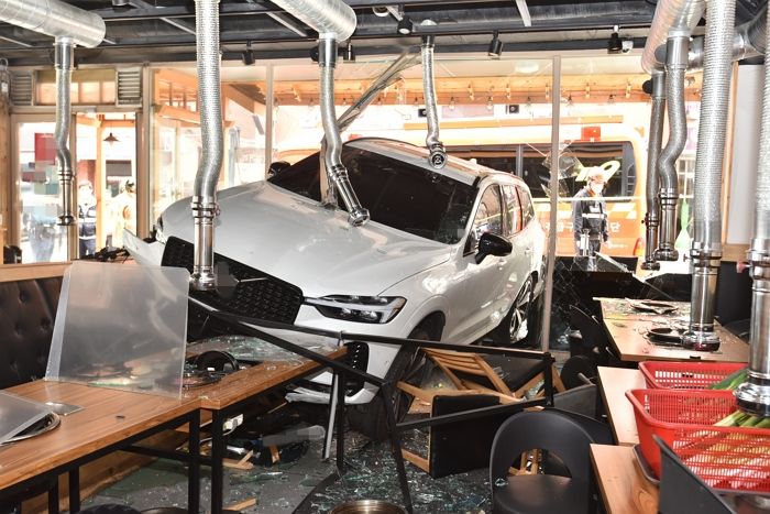 대낮에 고깃집 유리창으로 돌진해 식당 박살낸 볼보 SUV