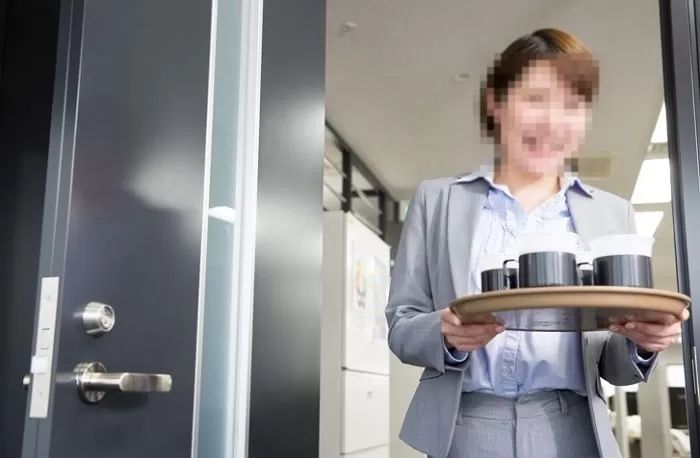 ‘일일 알바생’ 쏙 빼놓고 회사에 커피 돌린 여직원...“하루 보고 말 사이 VS 치사하다”