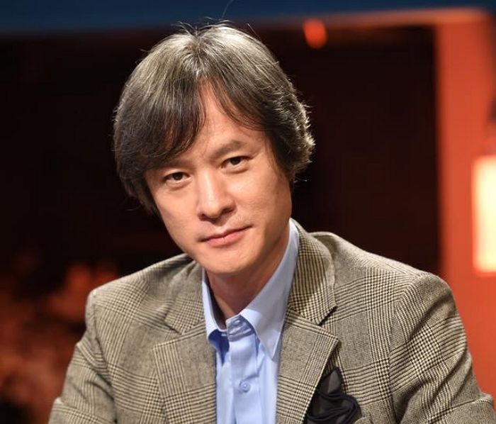 류근 시인 “2번 찍은 분들, 개돼지가 누구인지 확인하게 될 것” 막말 논란