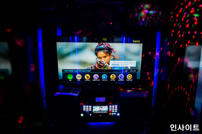 CCTV 앞에서 대놓고 성관계하는 10대 손님들 때문에 일 그만둔 코노 알바생