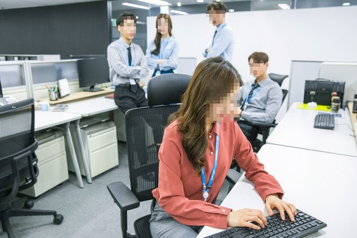 “직장 동료가 회사에 아기 데려왔는데, 예뻐해 주지 않는다고 왕따시킵니다”