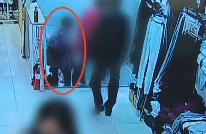 계단서 굴러 사망한 60대 여성의 유족이 공개한 사고 당시 계단 상태 (영상)