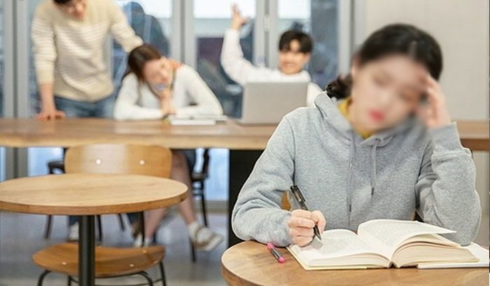 친구 장례식 가느라 조별 과제 잠수 탄 조원 “이해해야 vs 카톡은 남겼어야”