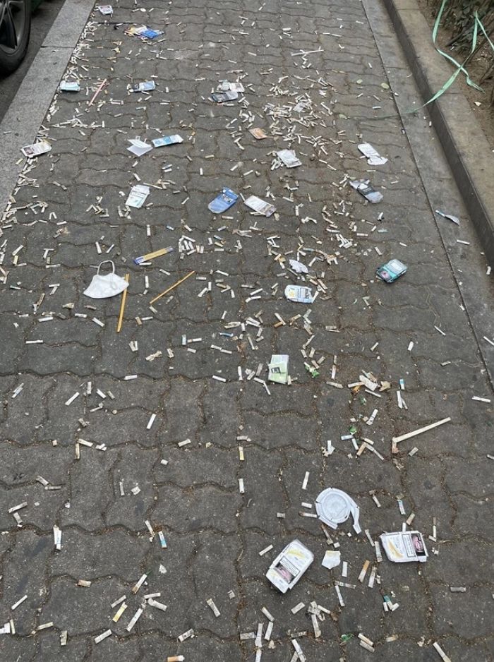 흡연 금지구역인데도 거리 곳곳 담배꽁초로 도배된 ‘홍대 연트럴파크’