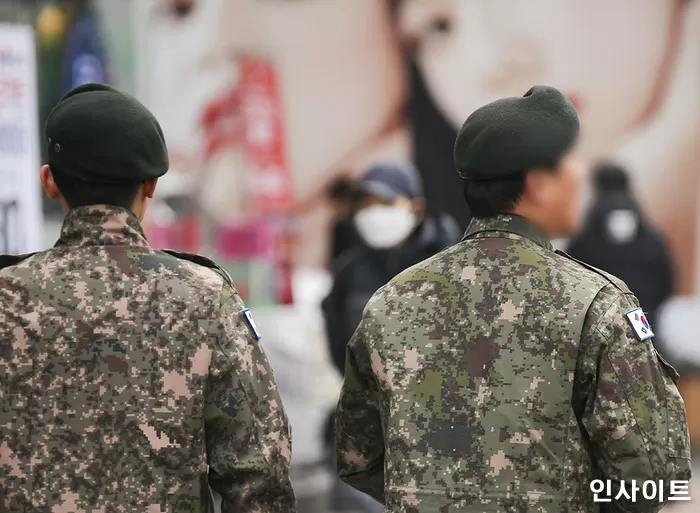 군대 후임병 손에 소독제 바른 뒤 불 붙인 선임, ‘집행유예’로 풀려났다