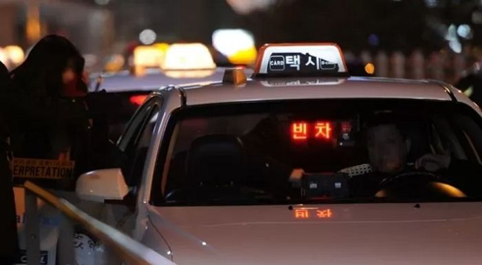 코로나로 택시기사 2만명 그만둬서 거리두기 해제해도 택시 안 잡힌다