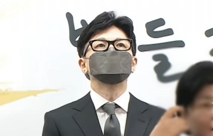 법무장관 후보 발표 때 손 덜덜 떨고 한숨 크게 쉬며 긴장했던 한동훈 (영상)