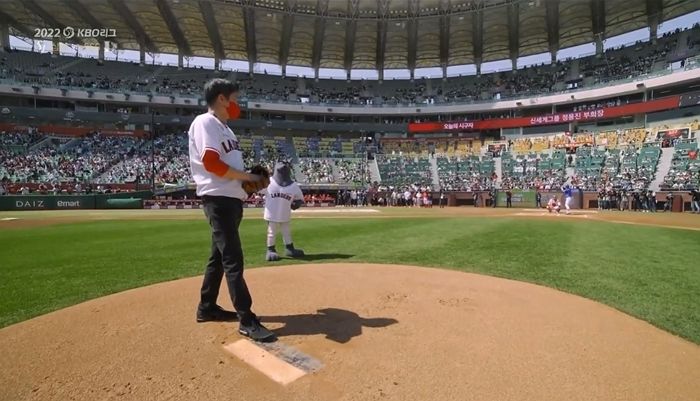 SSG 10연승 하자 ‘시구 공약’ 지키러 마운드 오른 용진이 형