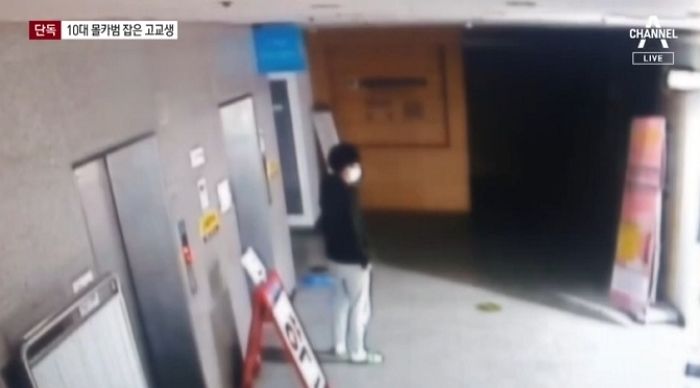 여자 화장실 앞에서 1시간 동안 기다려 ‘불법 촬영범’ 붙잡은 또래 고등학생 (영상)