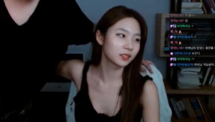 여캠인 딸에게 ‘겨드랑이’ 보여 달란 시청자를 발견한 아빠의 스윗한 행동 (영상)