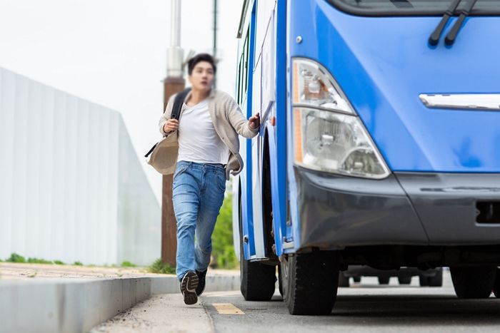 달려오는 승객 보고도 문 닫고 출발한 버스 기사...‘얄밉다 vs 원칙대로 운행한 것’