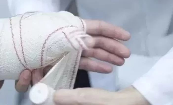 극단적 선택 구해줬더니 경찰관 손가락 깨물어 부상 입힌 20대 여성