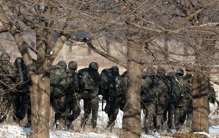 윤석열이 공약했던 ‘병사 월급 200만원’, 내년에 올린다