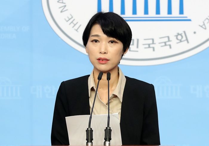 “임기 끝나 靑 나오는 게 잔인할 일? 추악한 감성적 선동”...고민정 저격한 김정화