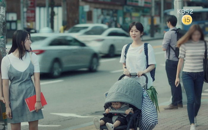 내 휴대폰 멋대로 갖고 노는 아이 보고 정색하자 ‘아이 엄마’가 실실 웃으며 한말