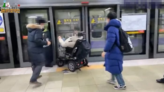 지하철 출발하는데 휠체어로 스크린도어 돌진하는 전장연 회원 (영상)