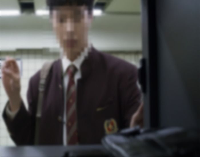 돈 쉽게 벌려고 보이스피싱 조직 들어간 10대 소년이 돈다발 든 채 ATM으로 송금하다 벌어진 일