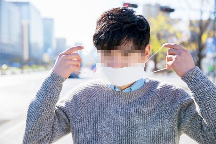 “햇빛 내리쬐면 더 숨 막히는데 올여름도 ‘마스크’ 쓰고 보내야 하나요?”