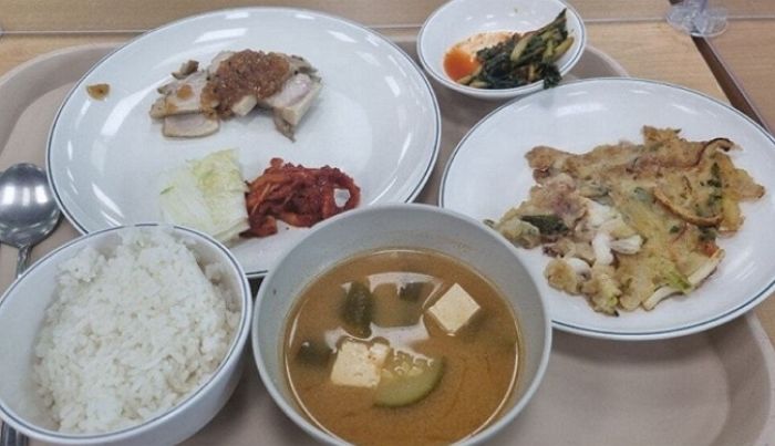 서울대 에타에 올라온 ‘7천원’짜리 학식 퀄리티 수준 (사진)