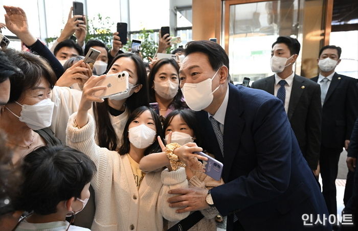 부산서 만난 아이들과 ‘셀카’ 잔뜩 찍고 포옹하며 스킨십한 尹 당선인