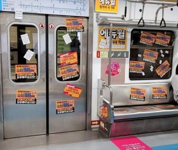 ‘출근길 시위’ 후 지하철에 남은 스티커들...전장연 측 “문제 해결되면 떼겠다”