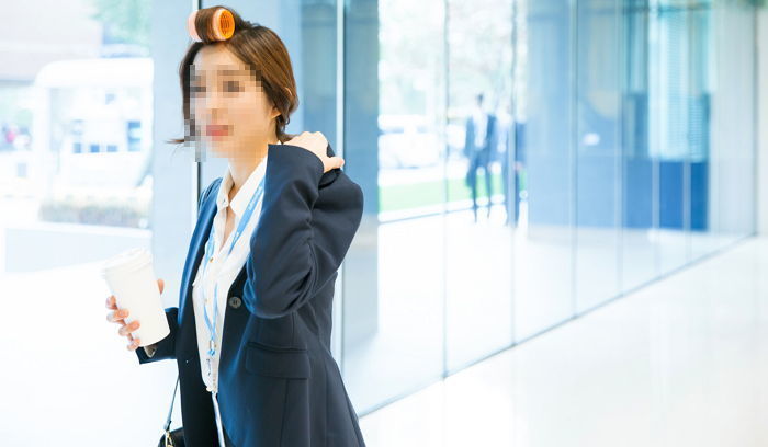 “퇴근 한시간 전부터 앞머리 헤어롤 말고 있는 여직원, 지적하면 꼰대인가요?”