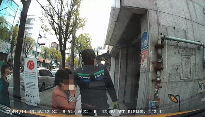 “인사 안 해?” 아이들 탄 자동차 발로 ‘뻥’ 차고 지나간 건물주 아들 (영상)