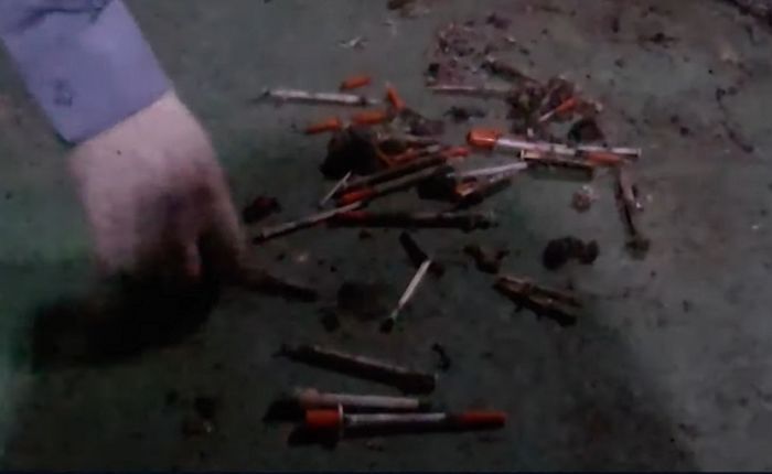 “‘수상한 주사기 발견돼서 ’마약 파티‘ 신고했는데 경찰이 수사를 미뤘습니다” (영상)