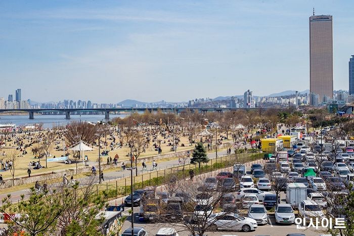 거리두기 풀리자마자 한강공원에 나가 ‘돗자리 알박기’ 하는 시민들