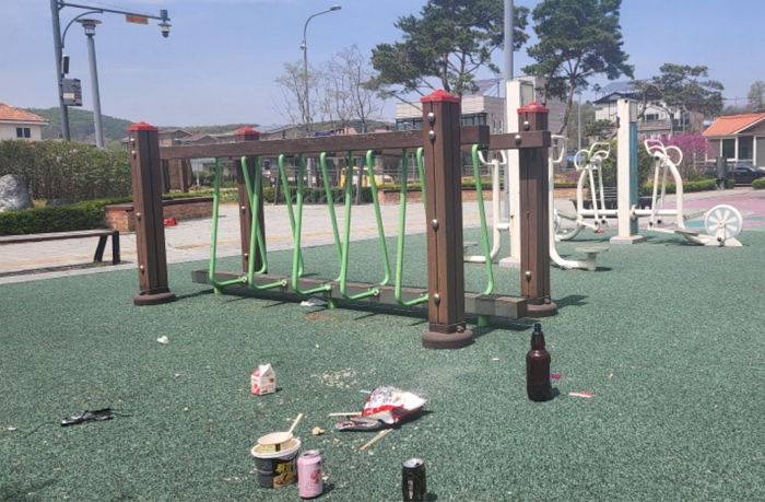어른들이 놀이터에 버린 술병·담배꽁초·쓰레기 고사리손으로 치운 아이들 (사진)