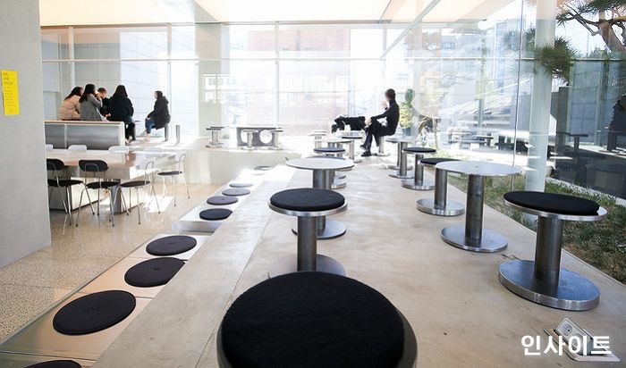 인스타 감성 카페 ‘인생샷’ 남기러 갔다가 짜증 폭발해 사진만 찍고 빨리 나오는 이유