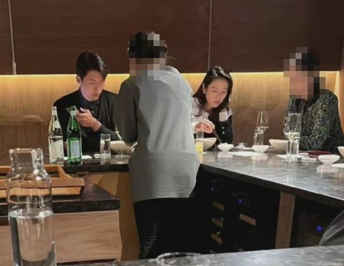 ‘커플 운동화’ 신고 미국 길거리서 달달 스킨십한 현빈X손예진 부부