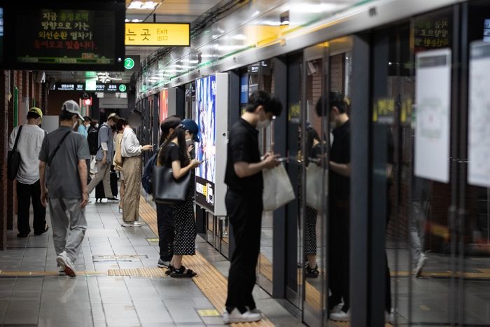 “꺼주세요vs켜주세요” 곧 시작될 지하철 에어컨 기싸움