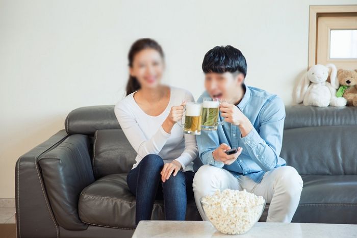 자취방에서 술 마시다가 취한 女후배가 브라·팬티만 입고 비명 질러 ‘성범죄자’ 될뻔한 남성