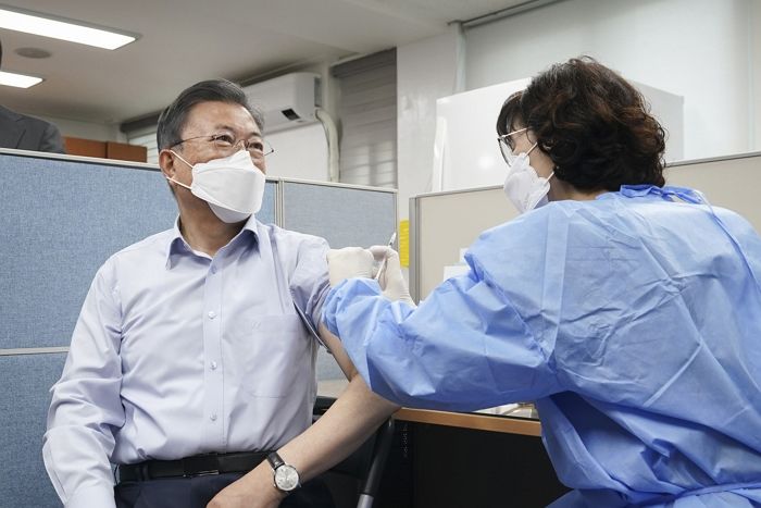 문재인 대통령 부부, 백신 많이 맞으라고 국민들 독려하기 위해 ‘4차 접종’까지 완료