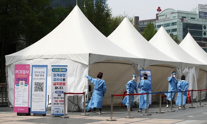 어제(25일) 하루 국내 코로나19 확진자 8만 361명...사망자는 82명