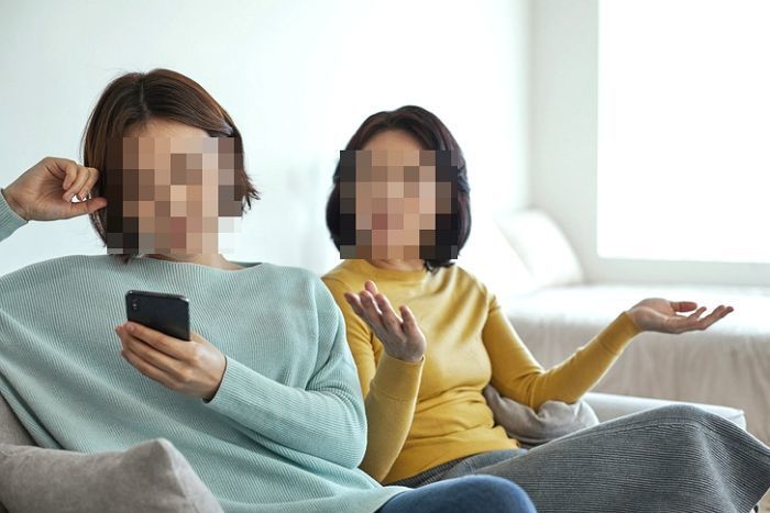 “남편 월급 관리하는 시어머니가 제 월급도 관리해준다며 전부 맡기라고 합니다”