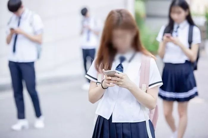 “예비신랑이 15살 여학생이 준 음란영상 보고 용돈을 챙겨줬습니다”