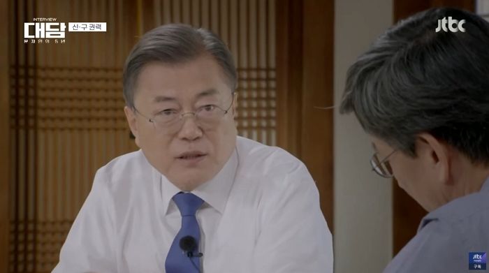 문 대통령 “尹당선인 측이 여가부 폐지한다면 반대하는 게 의무”