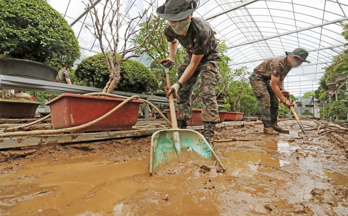 “취업난 겪는 20대 여성도 200만원 줘요”...병사 월급 200만원 소식에 여초 커뮤 반응