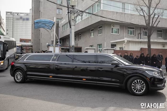 장례식장으로 향하던 중 고인이 차고 있던 금목걸이 슬쩍한 운구차 운전자