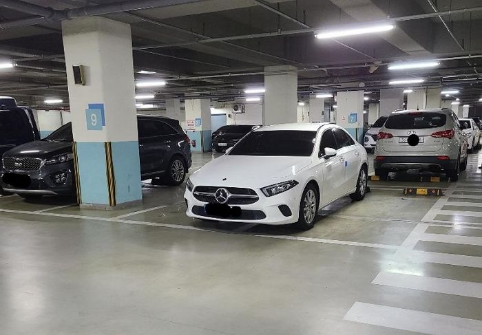 이중주차 해놓고 자기 차에 손대지 말라는 벤츠 A클래스의 경고문