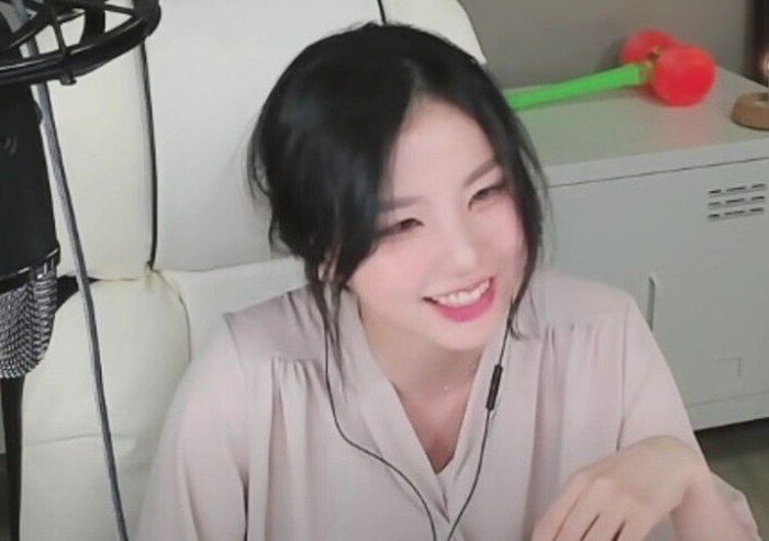 쌩얼 공개했다가 구독자 떡락 위기였던 미녀 주식 유튜버의 근황