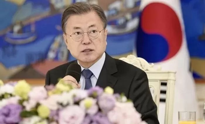 文, 이명박 사면 반대 청원에 “찬성도 많아...사법정의·공감대 살필것”