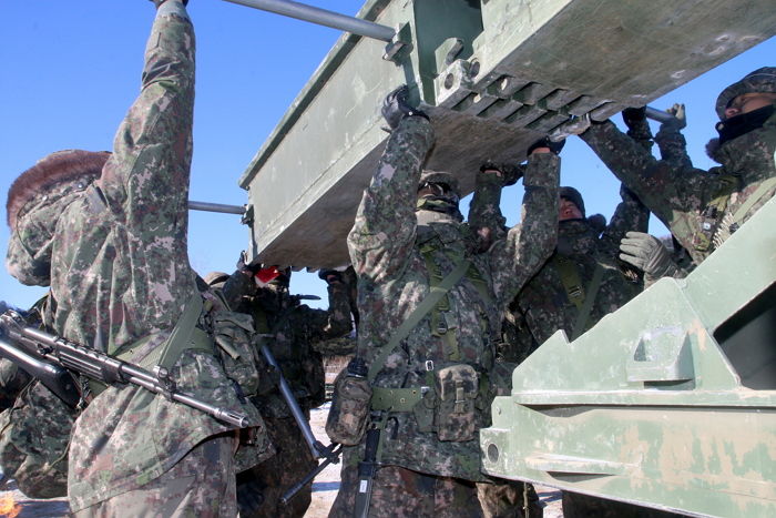 ‘병사 월급 200만원’, 기존 전역자에게 소급 적용해달라는 청원 올라와